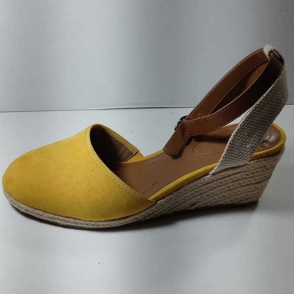 Amazon.com | CUSHIONAIRE Lane Cork Footbed Sandals for Women  Sandals
